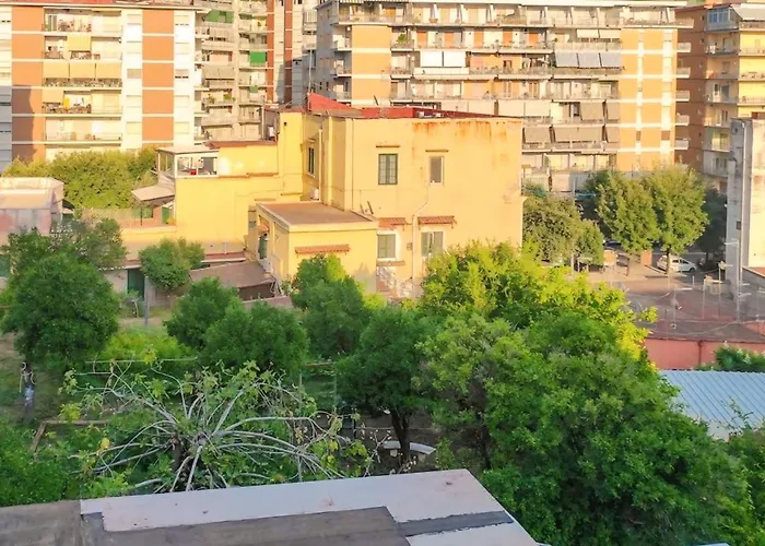 Tra I Giardini Della Scalinata Di San Gennaro