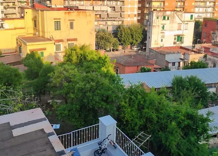 Tra I Giardini Della Scalinata Di San Gennaro